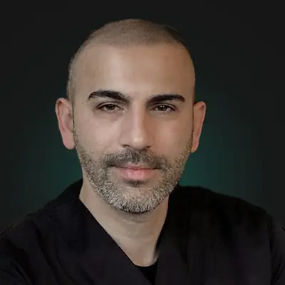 Ορθοδοντική σε ενήλικες — Dr. Τσιότρας με ασθενή στο ιατρείο TK Orthodontics