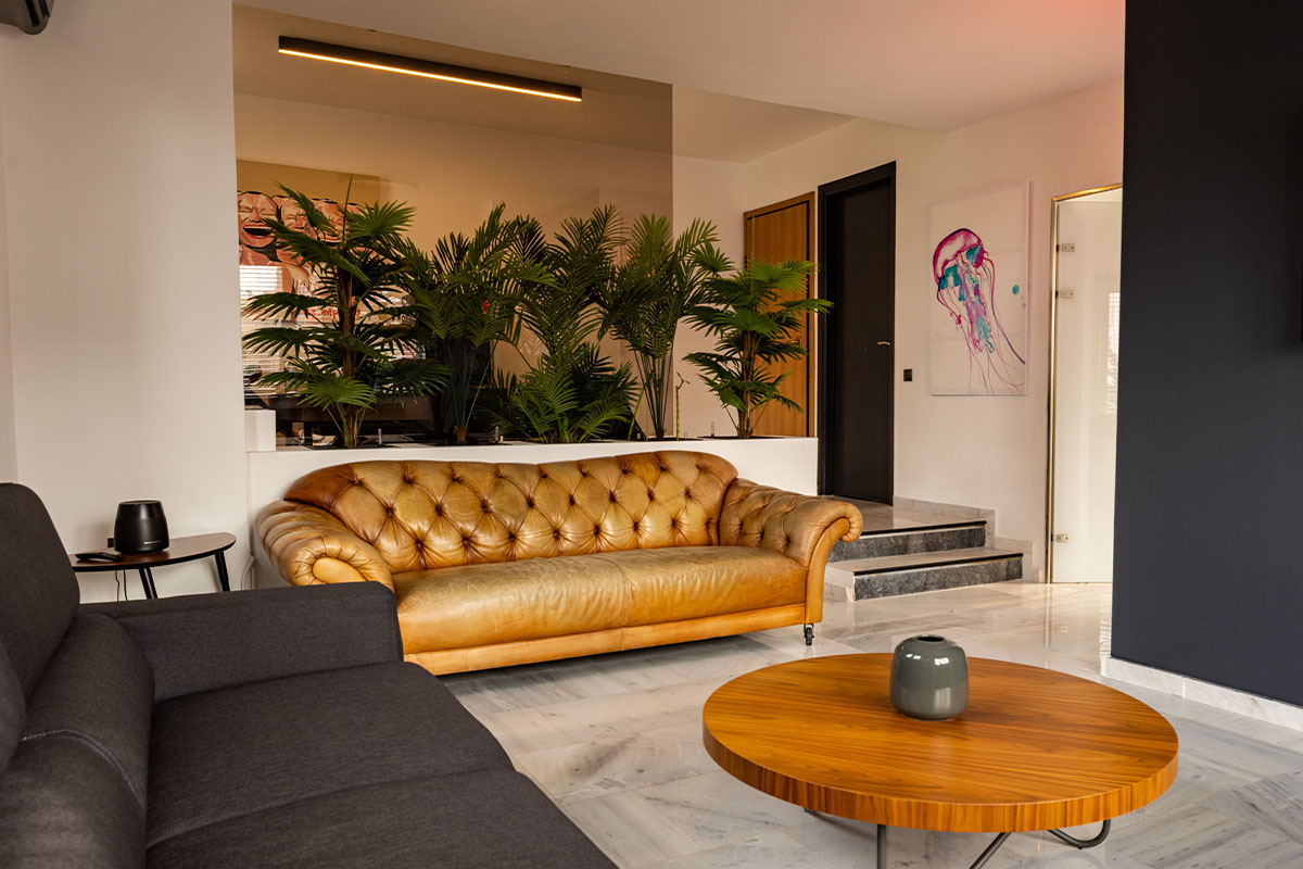 Χώρος υποδοχής TK Orthodontics - Chesterfield καναπές